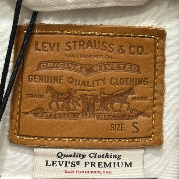 Levi's White Denim Jacket with Black Button - Picture 3 of 8